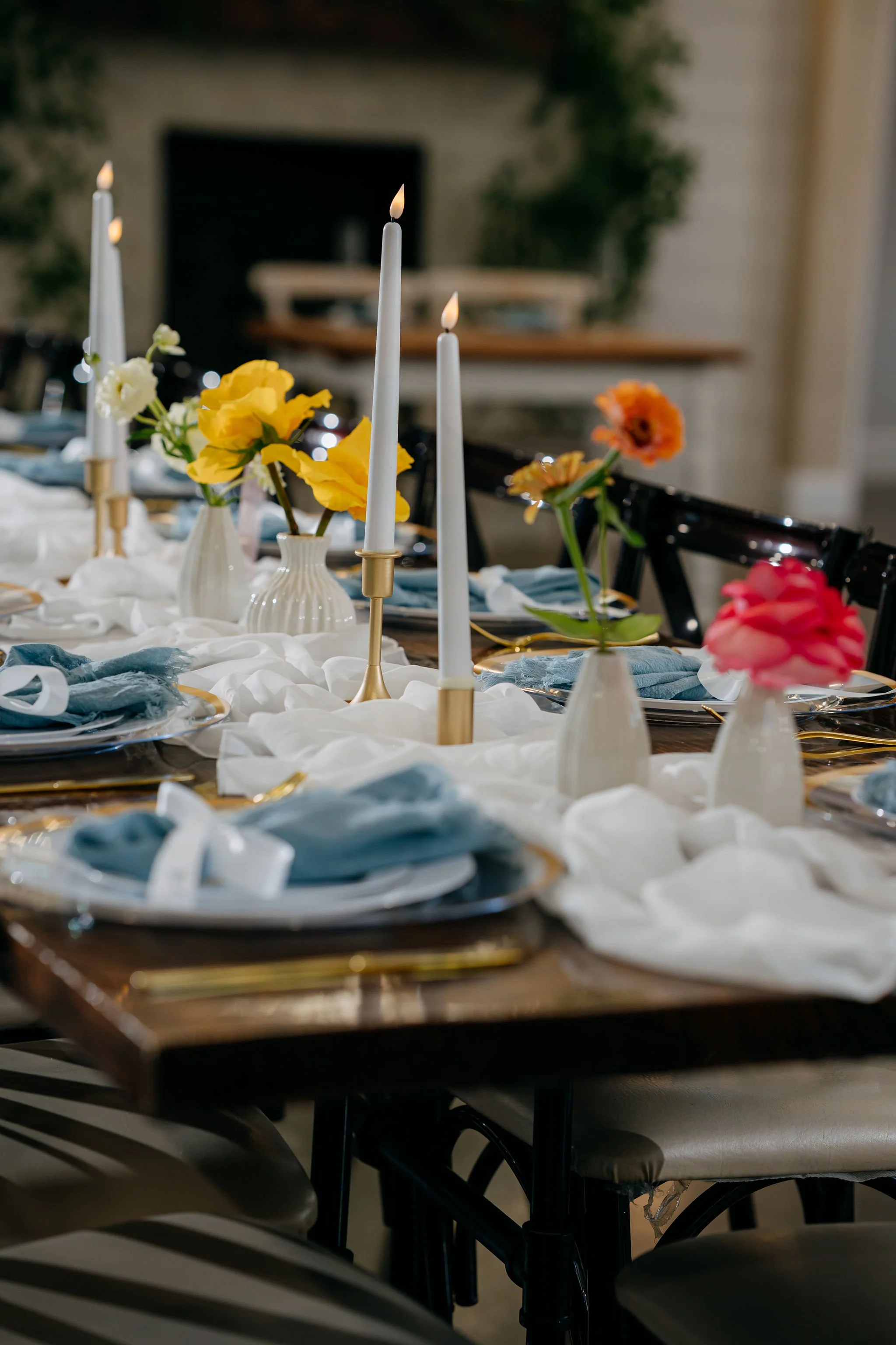 A farmhouse wedding table at Sunset Oaks
